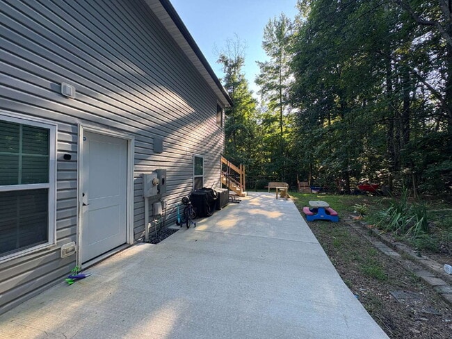 Building Photo - Spacious Multi-Generational Home on 3 Acre...