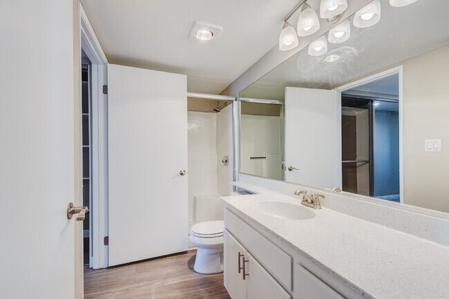 Building Photo - Smartly Designed 2-Bedroom Apartment in Pr...
