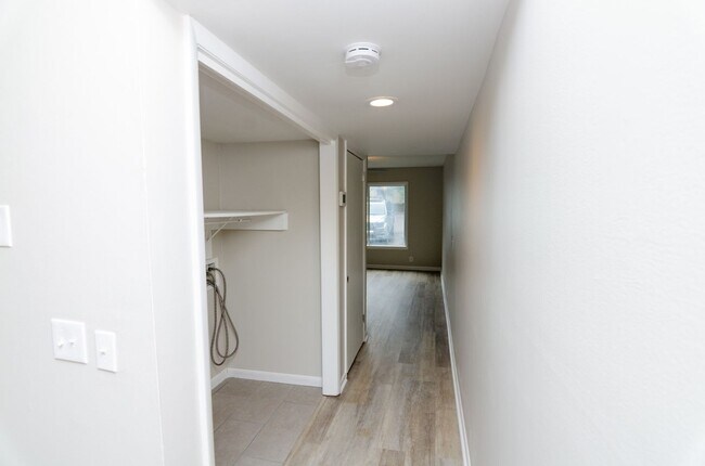 Building Photo - Newly remodeled condo