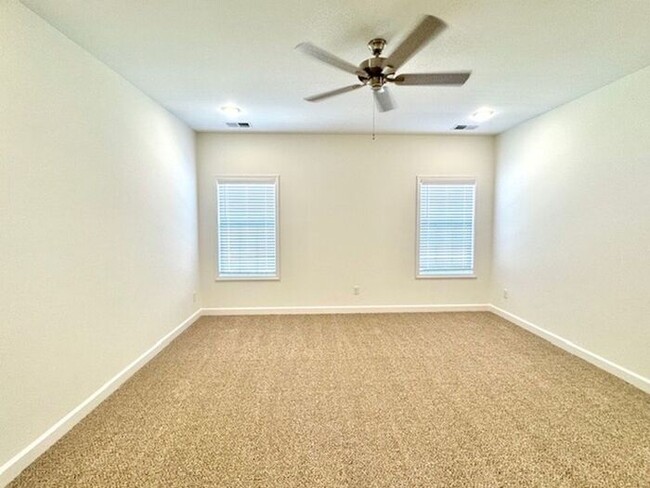 Building Photo - Move In Special! Half off of June Rent! Co...