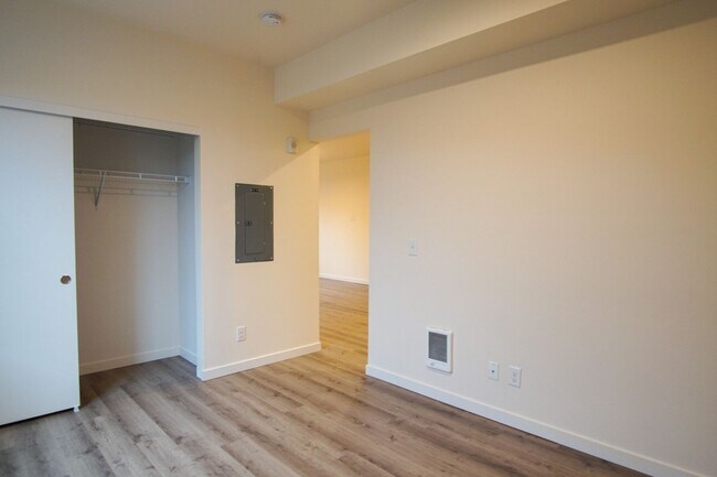 Building Photo - Spacious 2nd Floor 2-Bed in John's Landing...