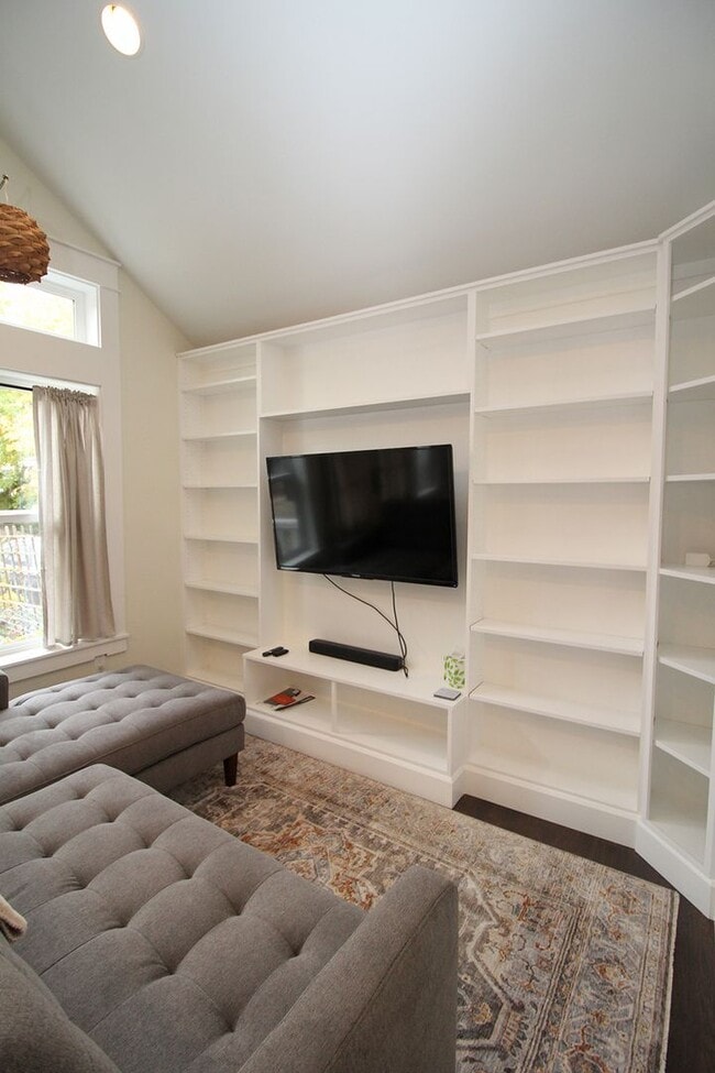 Building Photo - FULLY FURNISHED Spacious ADU Located in the heart of Portland's Historic Laurelhurst Neighborhood!