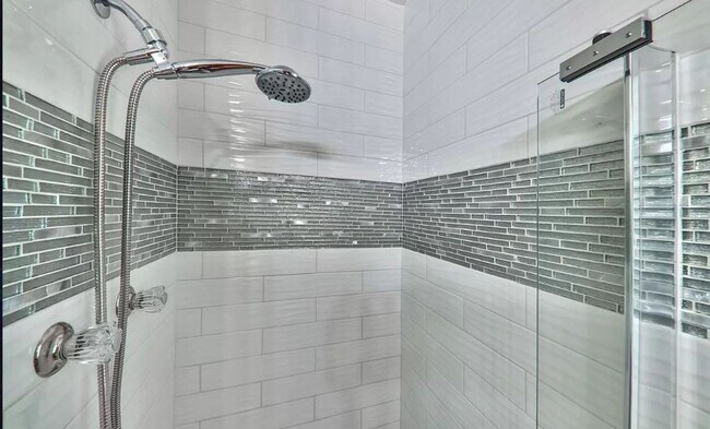 Building Photo - *LONG TERM RENTAL*