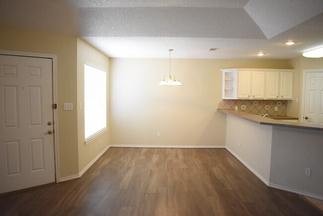 Building Photo - Updated Duplex with Large Basement in Coop...