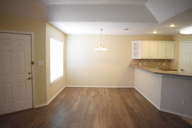 Building Photo - Updated Duplex with Large Basement in Cooper School District!