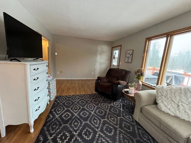 Building Photo - Beautiful 3 Bedroom / 2 Bath on 7 Acres!