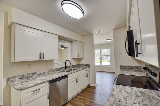 Building Photo - 3900 Raintree Ct