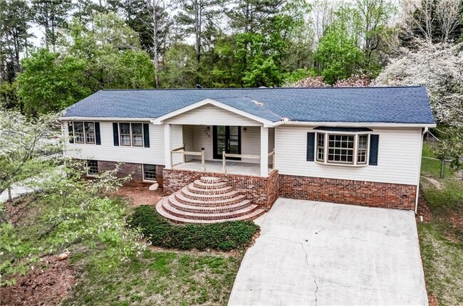 Primary Photo - 770 Pine Lake Dr NW