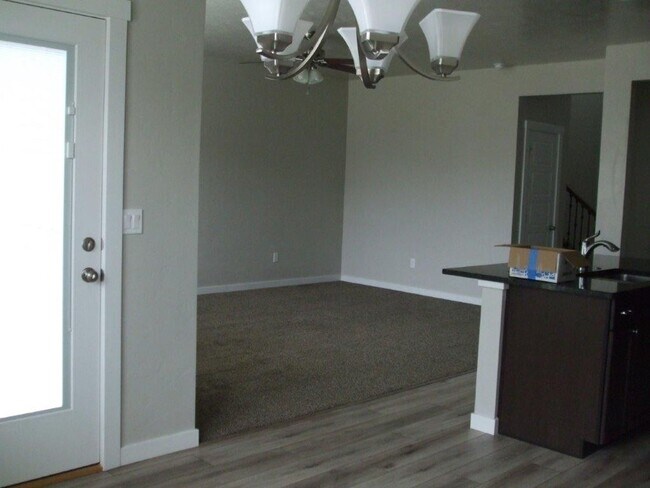 Building Photo - Beautiful  4 bed, 2.5 bath 2 car with extra deep bay and an additional office