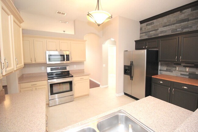 Building Photo - Huge 4 Bed 3 Bath Home w FENCED YARD and SCREENED LANAI for Rent!