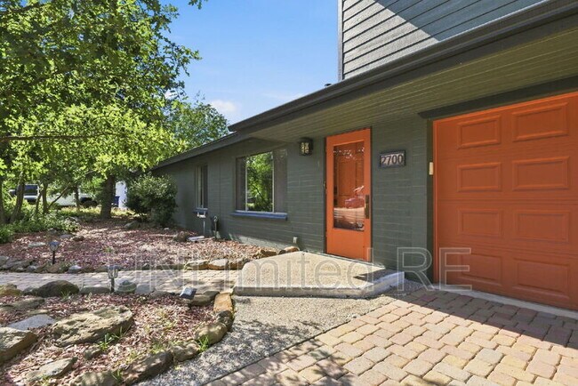 Building Photo - 2700 W Lynette Dr