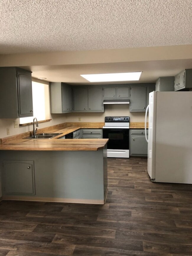 Building Photo - Discover your new home in North Medford!