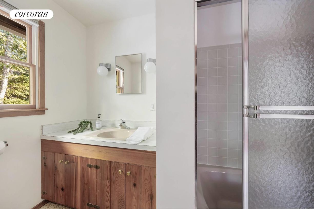 Building Photo - 83 3 Mile Harbor Dr