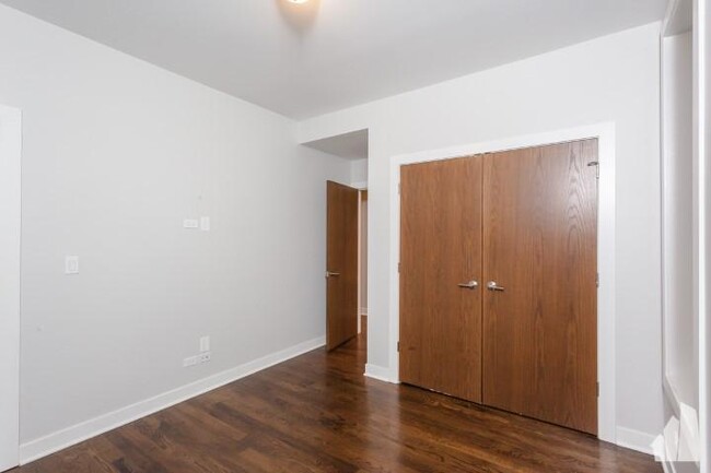 Building Photo - bedroom in Chicago IL 60614