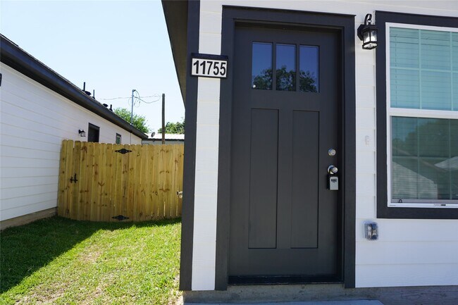 Building Photo - 11755 White Cedar St