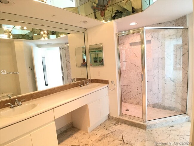 Building Photo - 16400 Collins Ave