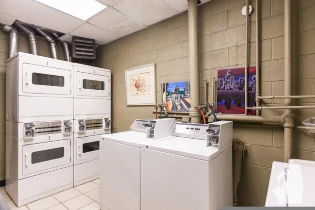Building Photo - 2 bedroom in Chicago IL 60610