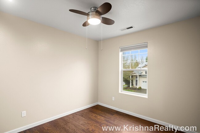 Building Photo - Charming **UPDATED** 3 BD* 2.5 BA* Single ...