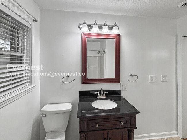 Building Photo - 3 Bed/2 Bath Home with Off-Street Parking / Pet-Friendly / Available Now!