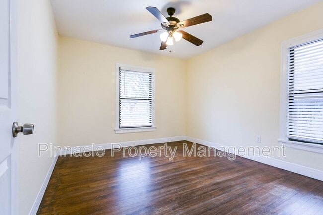 Building Photo - 2205 Live Oak St
