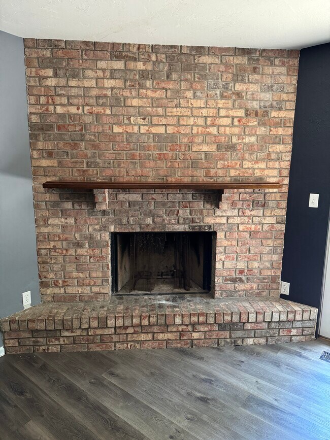 working wood fireplace - 494 Teal Ln