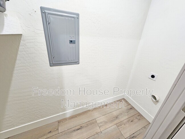 Building Photo - 1340 Arrowhead St