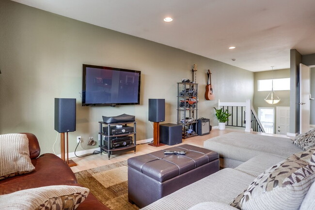 Building Photo - Welcome to this beautiful 1,042 sq. ft. condo offering modern comfort in a prime location!