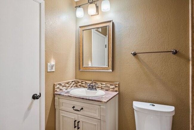 Building Photo - Cozy 2-bedroom, 1.5-bath townhome