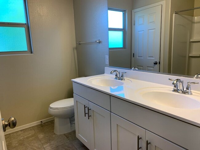 Building Photo - 4 BEDROOM PLUS LOFT, BUILT IN BBQ WITH COMMUNITY POOL