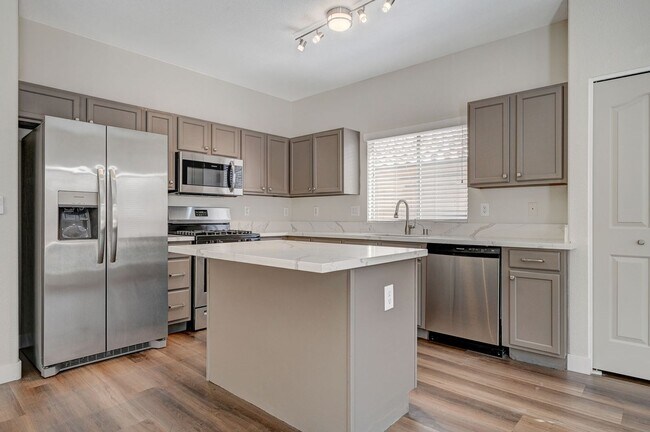 Building Photo - Gorgeous 5 Bedroom 3 Car Garage Home in th...
