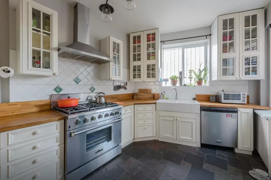 Chef's kitchen with dishwasher, garbage disposal, custom cabinets. - 2021 W Girard Ave