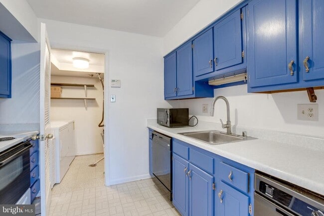 Building Photo - 7900 San Leandro Pl