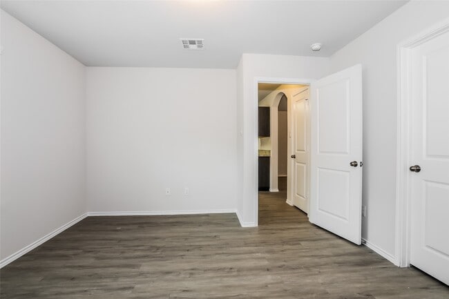 Building Photo - 404 Brushback Dr