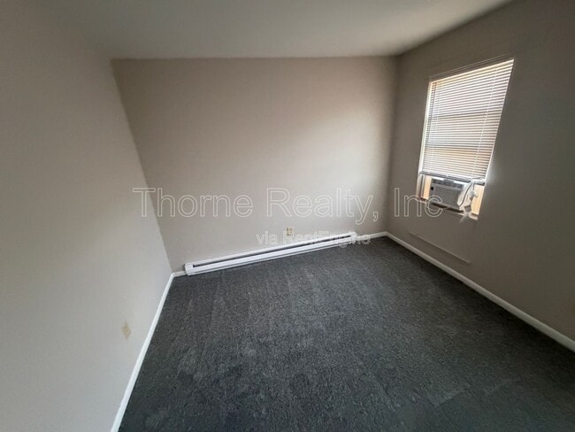 Building Photo - 402 E Northern Blvd