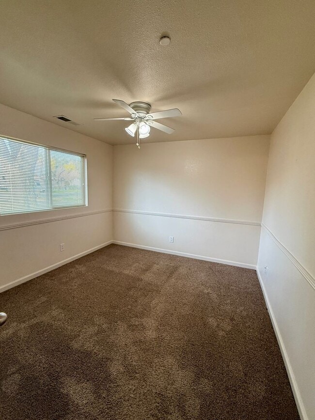 Building Photo - 3 Bedroom 2 Bath House!