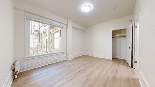 Building Photo - 1060 Bush St