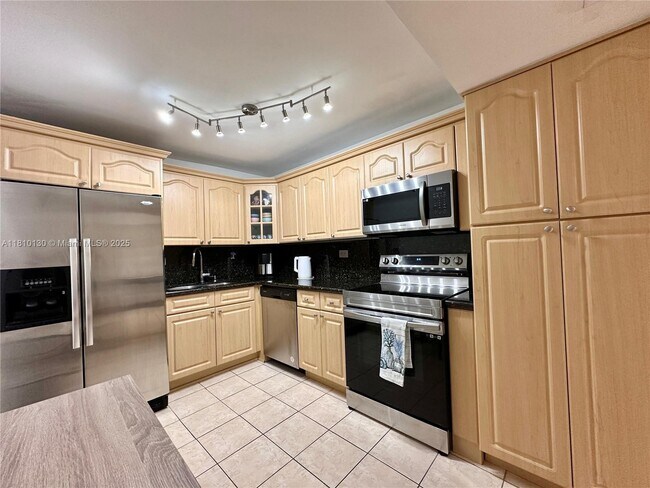 Building Photo - 6039 Collins Ave