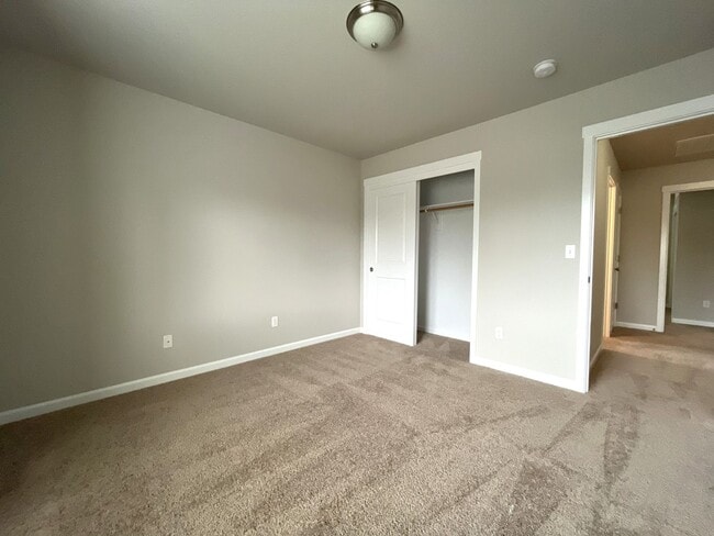 Building Photo - Well-Appointed 4BR/2.5BA Home with Spacious Living Areas & Modern Kitchen