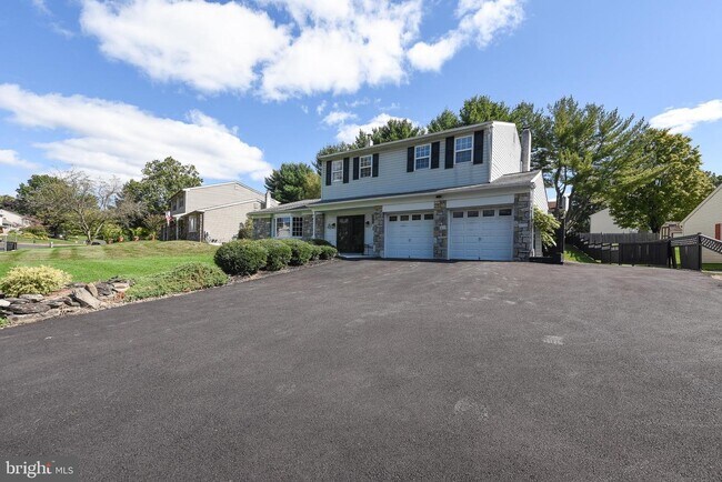 Building Photo - 127 Lark Dr