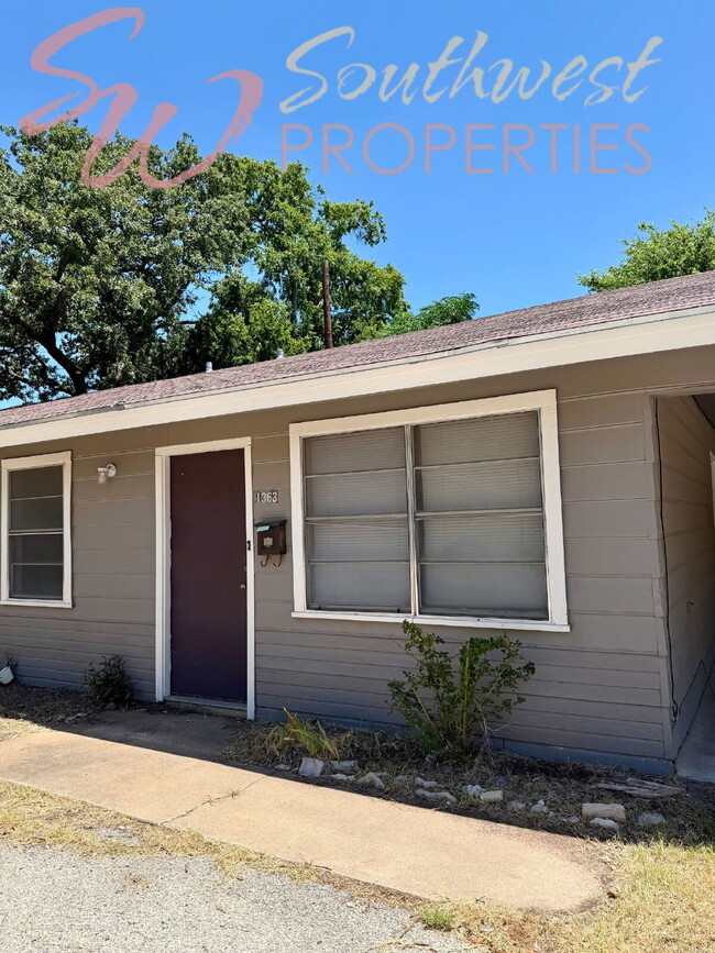 Building Photo - Location! Location! Easy walk to campus! 2 bedroom duplex!