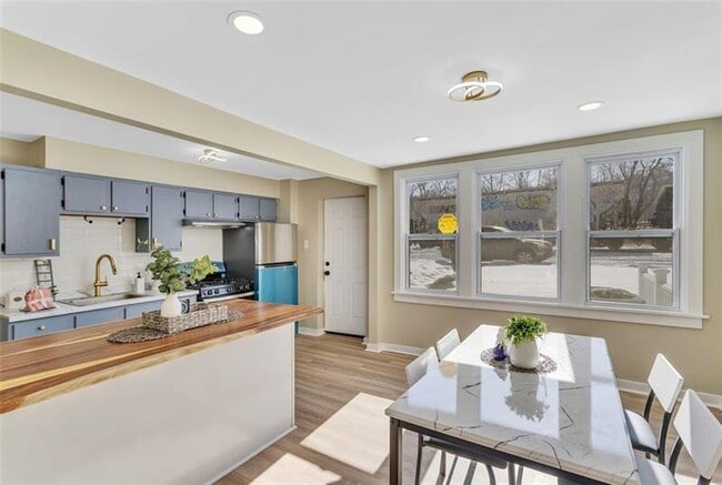 Building Photo - 407 Short Canal St