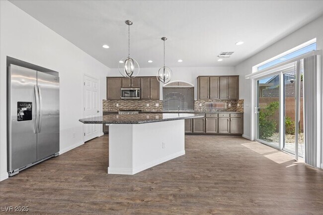 Building Photo - 9353 Grand Reve St