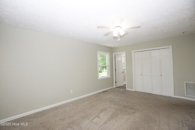 Building Photo - 906 N Glenwood Trail