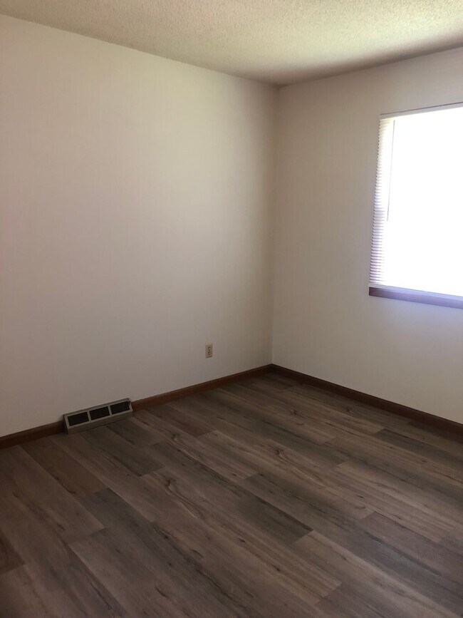 Building Photo - 1305-1305 Tracy Ln