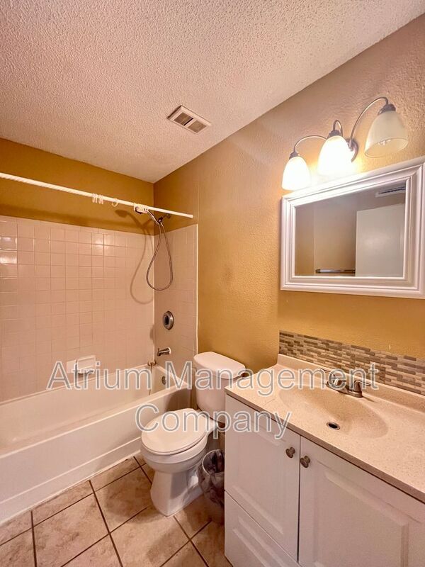 Building Photo - 9481 Highland Oak Dr