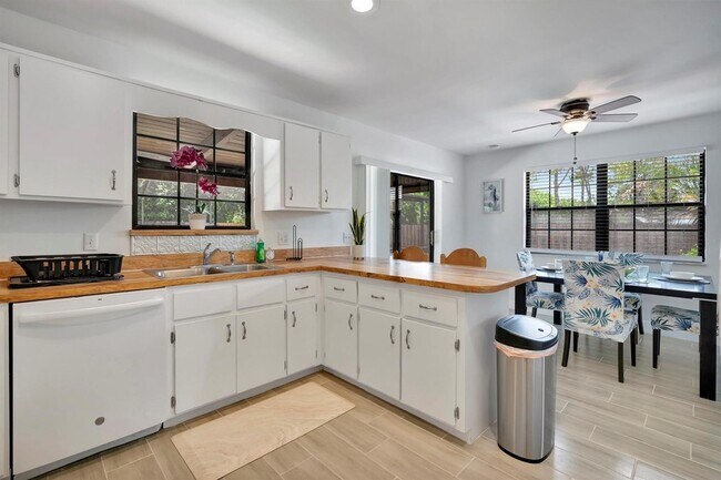 Building Photo - 691 NW Sharpe St