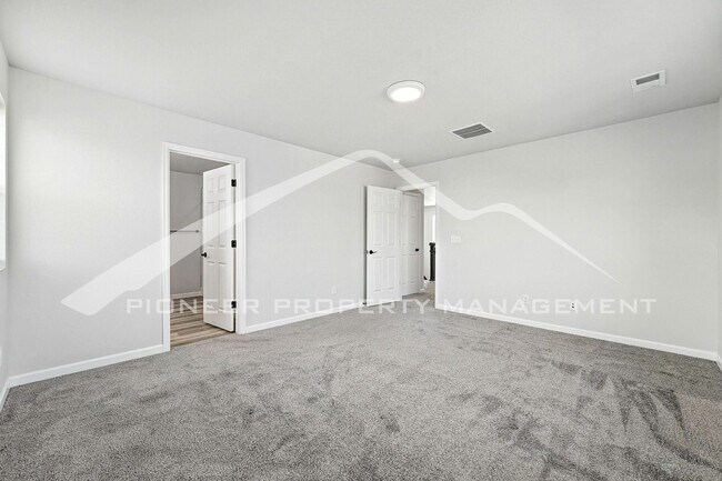 Building Photo - Spacious Home with 2-Car Garage and Centra...