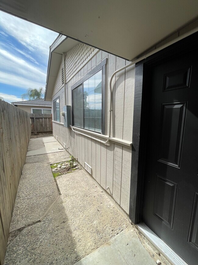 Building Photo - 817 Lake Ave