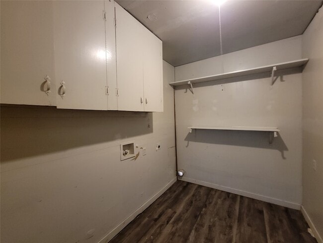 Building Photo - 1220 Lewis Dr
