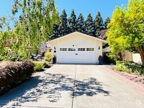 Building Photo - Gorgeous 3Bd/2BA + Den/Office or 4th Bedro...